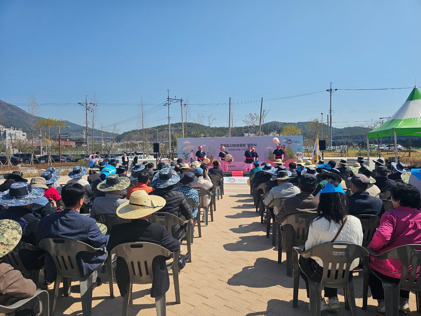 야외 준공식 행사장에 자리한 참석자와 무대 전경